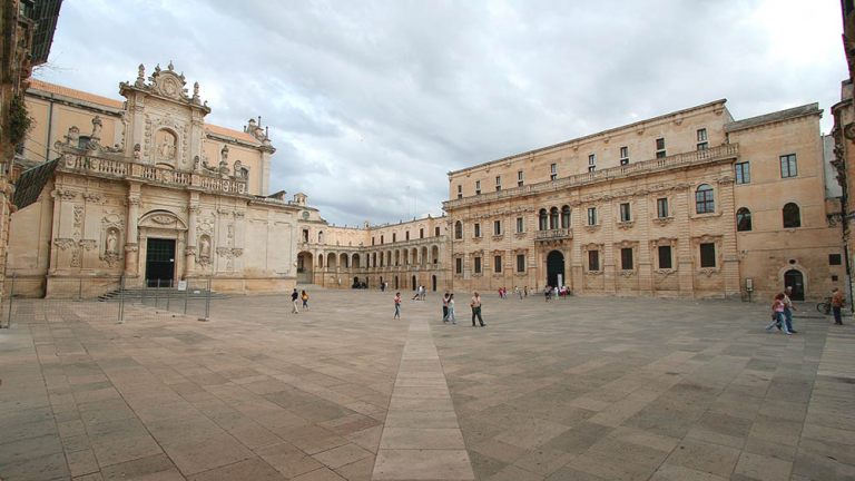 Lecce_cathedral_court